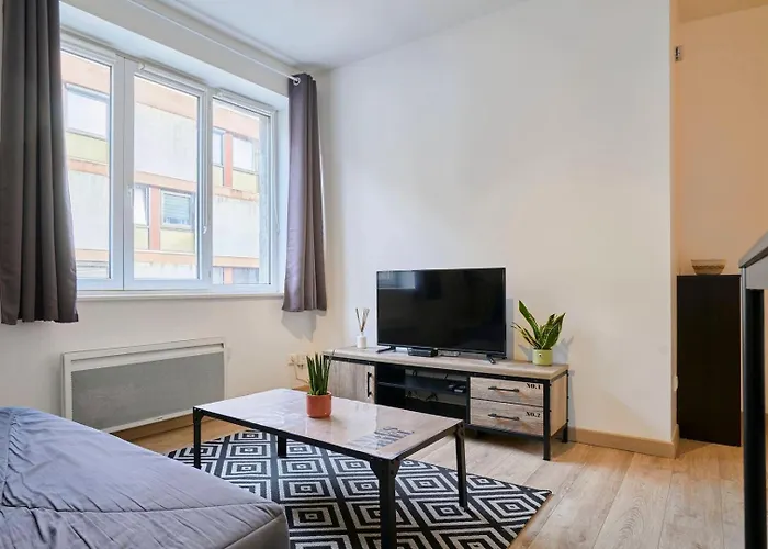 Quiet One-Bedroom Flat Close To The Metro